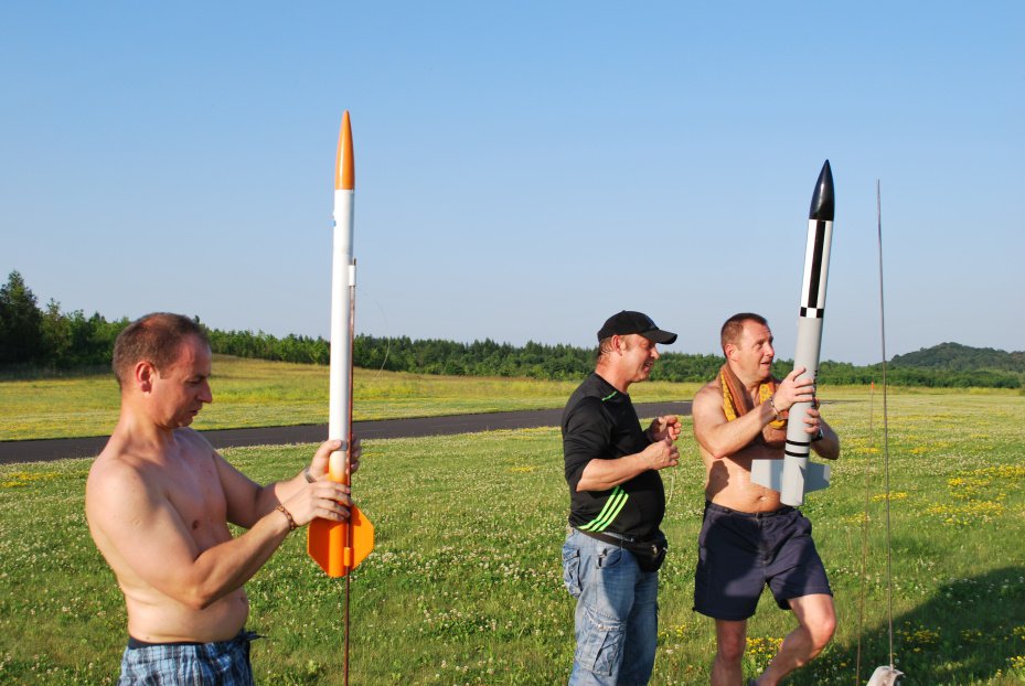 MIK a Lyra 01, Honza a Evzen s modelem